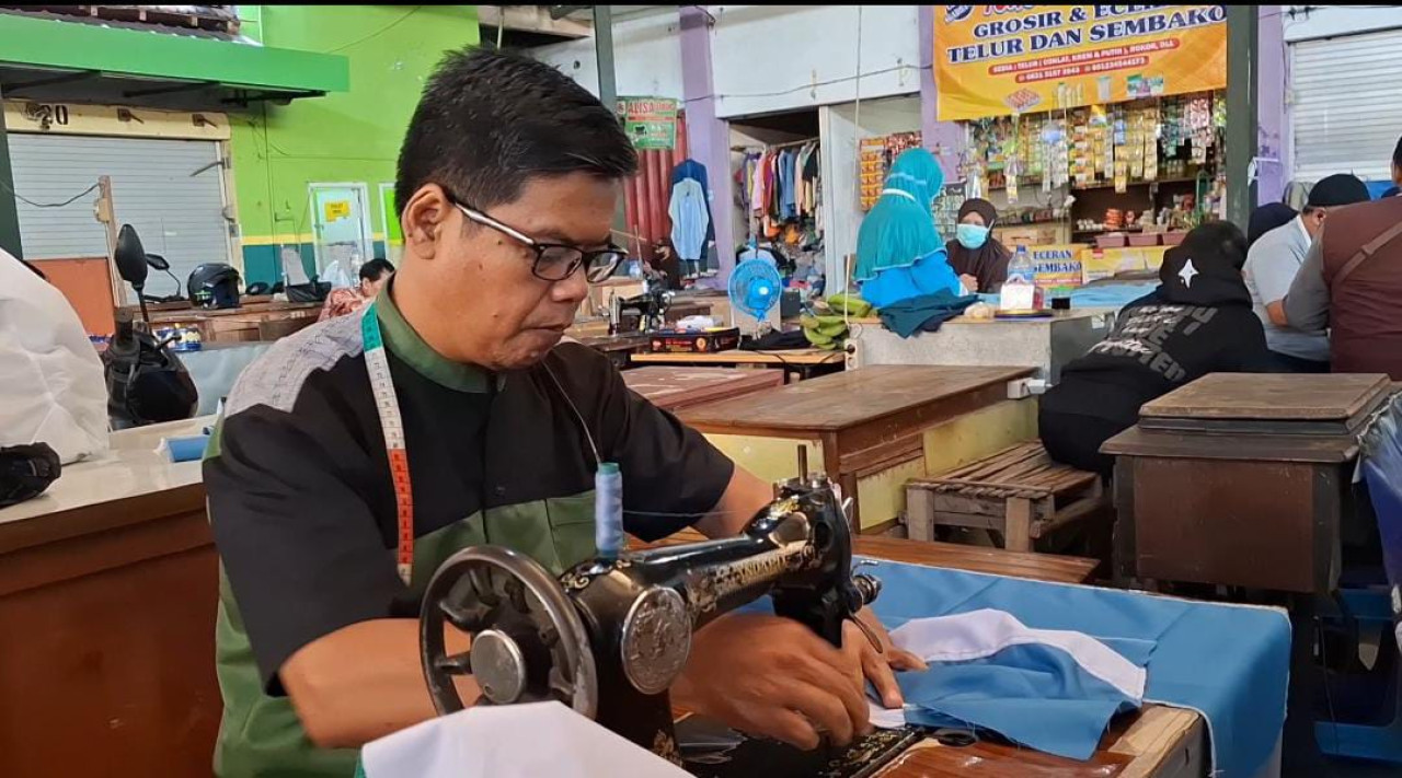 Aktivitas penjahit di sentra Pasar Pahing Kota Kediri. (Foto: Istimewa)