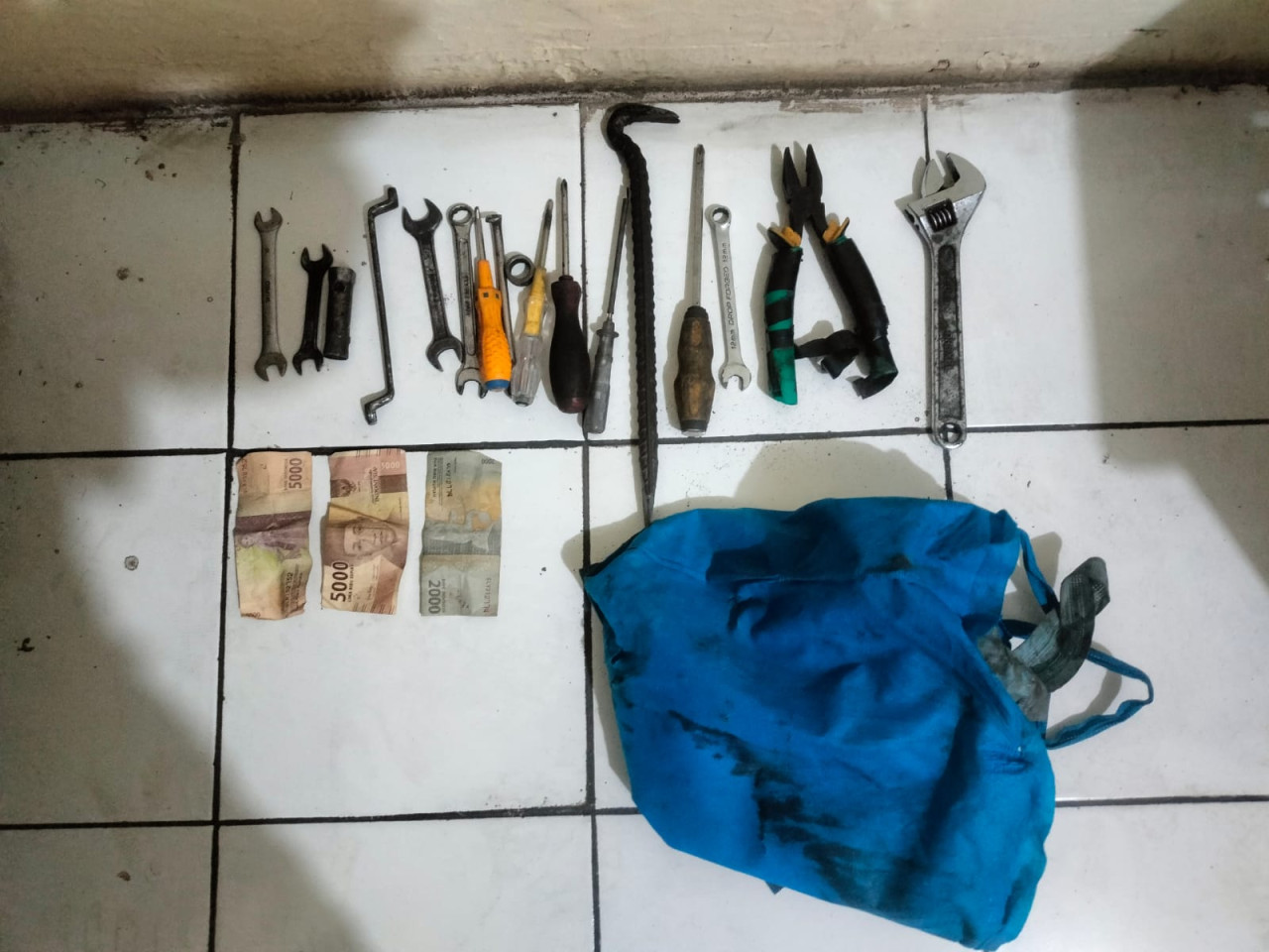 Ragam kunci yang ditemukan dari pelaku pencurian kotak amal. (Foto: Polres Tulungagung for jatimnow.com)