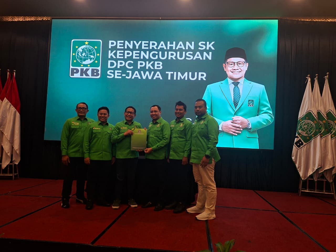 Penyerahan Surat Keputusan (SK) kepengurusan dilakukan langsung oleh Ketua DPW PKB Jawa Timur, Abdul Halim Iskandar, kepada jajaran pengurus di Surabaya. (Foto: PKB Probolinggo for jatimnow.com)