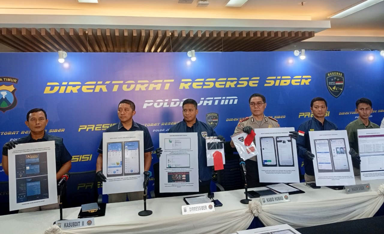 Polda Jatim menangkap hacker asal Demak yang meretas situs sekolah, kampus, dan pemerintah untuk promosi judi online dengan keuntungan lebih dari Rp500 juta. (Foto: Sujianto/jatimnow.com)