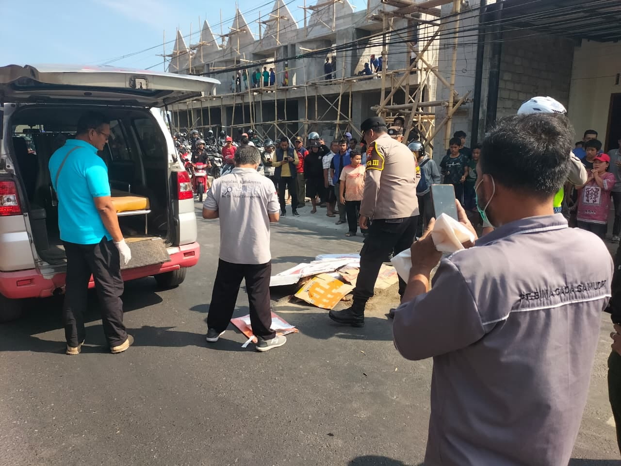 Polisi saat mengevakuasi korban dari lokasi kejadian. (Foto: Polsek Boyolangu/jatimnow.com)