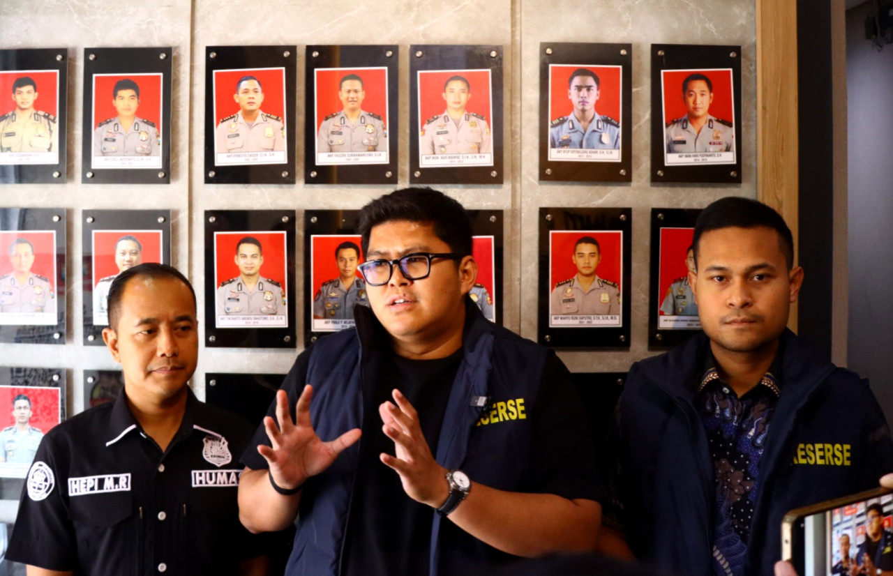 Kasatreskrim Polres Gresik AKP Arya Widjaya saat doorstop dugaan kasus penipuan dan pemalsuan dalam proses penerimaan Pegawai Pemerintah dengan Perjanjian Kerja (PPPK). (Foto: Humas Polres Gresik).