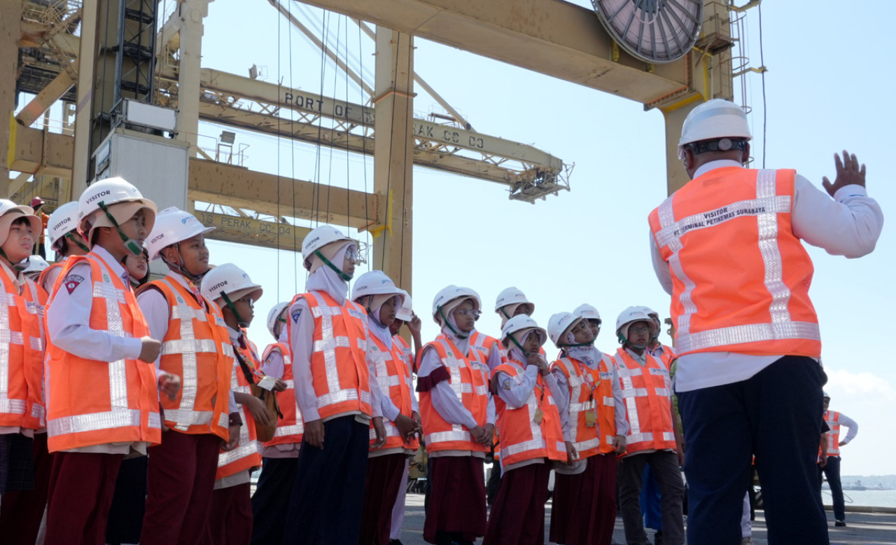 Peserta Portground mendapat penjelasan dari petugas saat port visit. (Foto: Humas Pelindo TPK for jatimnow.com)