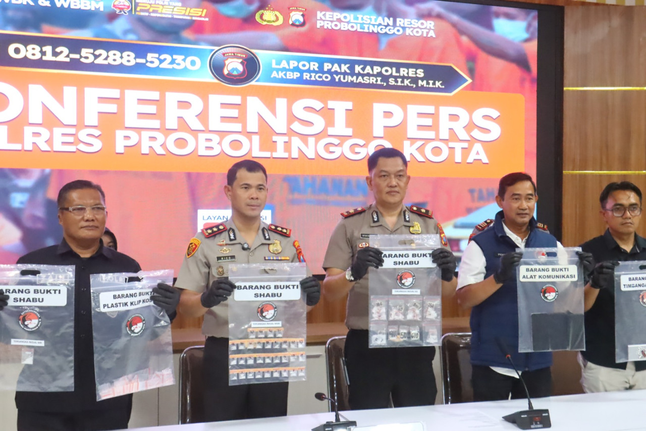Polisi menunjukkan barang bukti dalam ungkap kasus peredaran sabu di Kota Probolinggo. (Foto: Ide Farid/jatimnow.com)