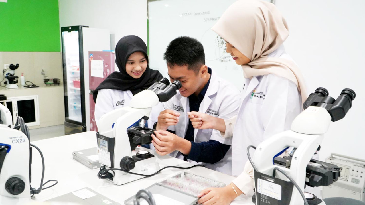 Mahasiswa program studi di bidang kesehatan beraktifitas di laboratorium kampus Unusa Surabaya. (Foto: Humas Unusa for jatimnow.com)