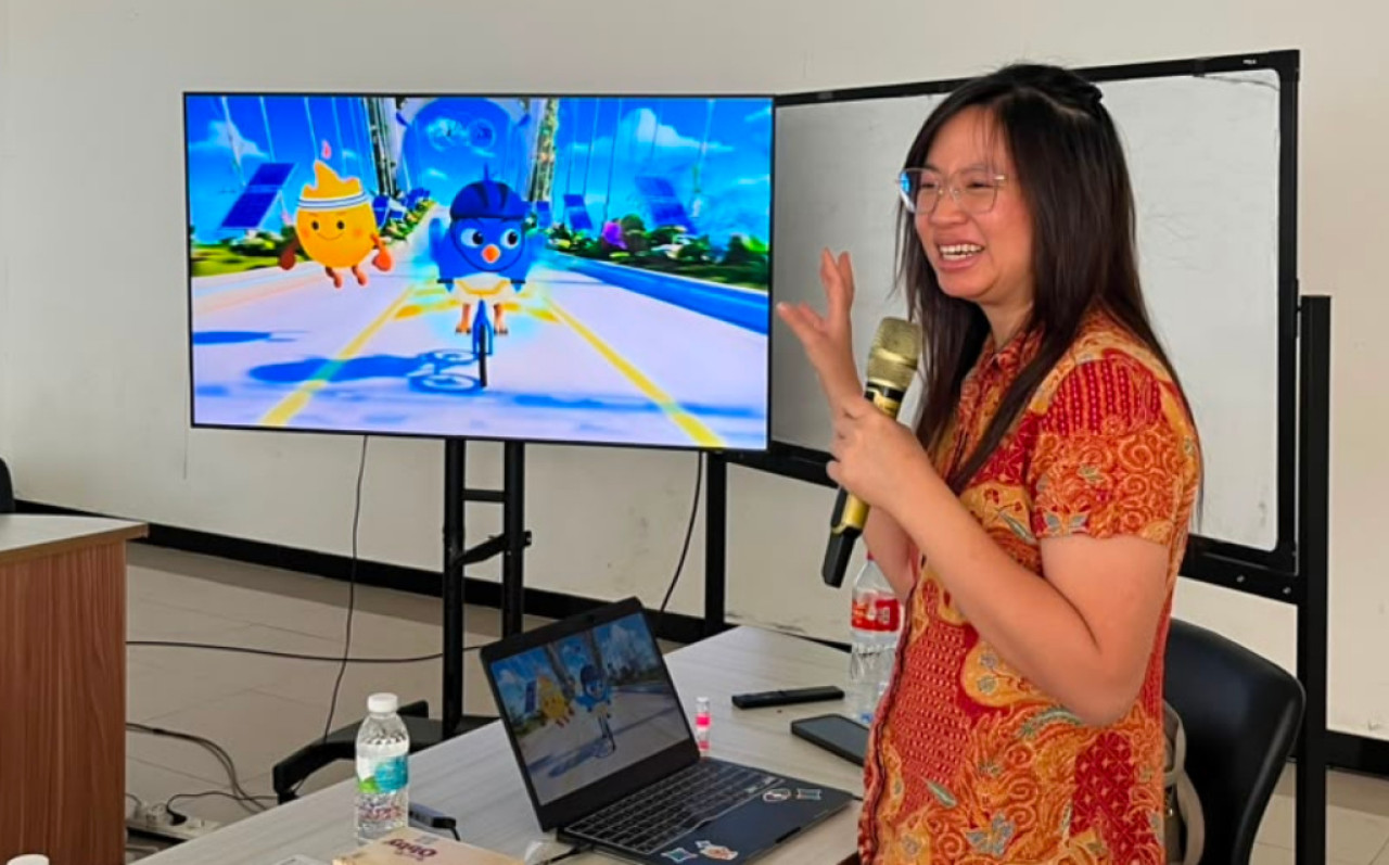 Materi disampaikan oleh Profesor Esther Irawati Setiawan, Head of Department ISTTS. (Foto: Cahyadi for jatimnow.com)