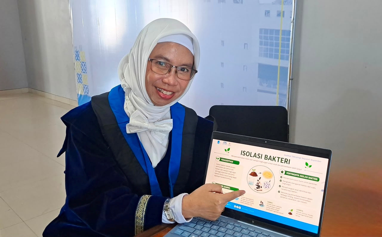 Prof Ipung Fitri Purwanti, menjelaskan mengenai bioremediasi bakteri sebagai metode pemulihan lingkungan yang tercemar. (Foto: Humas ITS for jatimnow.com).