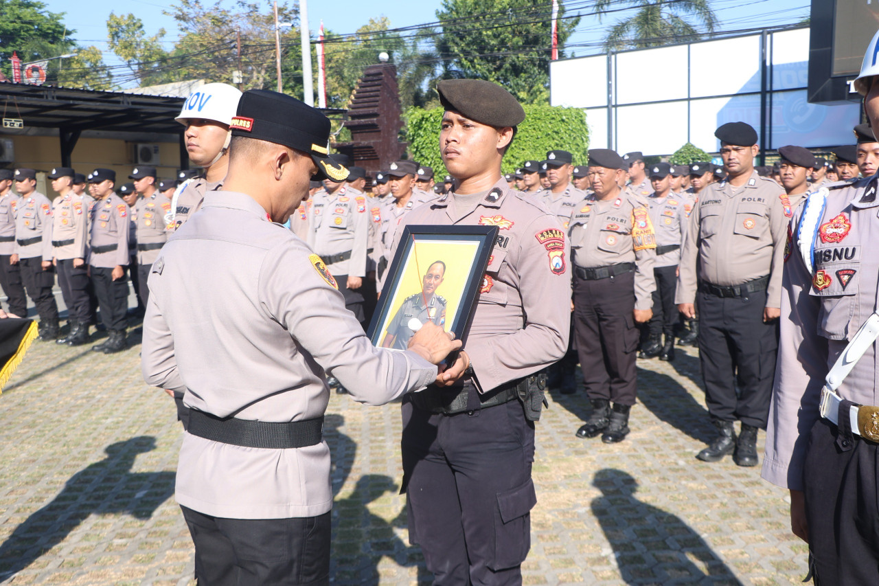 Pelaksanaan upacara PTDH seorang oknum anggota Polres Blitar Kota. (Foto: Polres Blitar Kota for jatimnow.com)