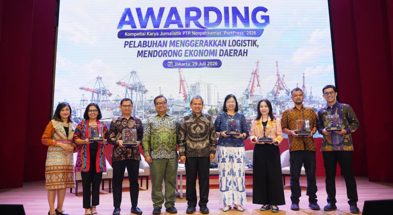 Pemateri foto bersama usai diskusi panel dalam rangkaian Awarding Kompetisi Karya Jurnalistik PortPress 2026. (Foto: PTP Nonpetikemas for jatimnow.com)