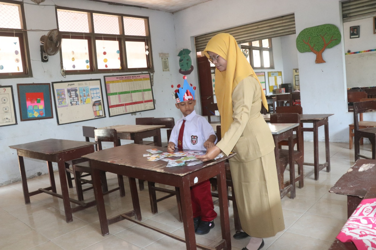 M Rafan Aditya, satu-satunya siswa baru di SDN 2 Sembon Tulungagung saat mengikuti MPLS. (Foto: Bramanta/jatimnow.com)