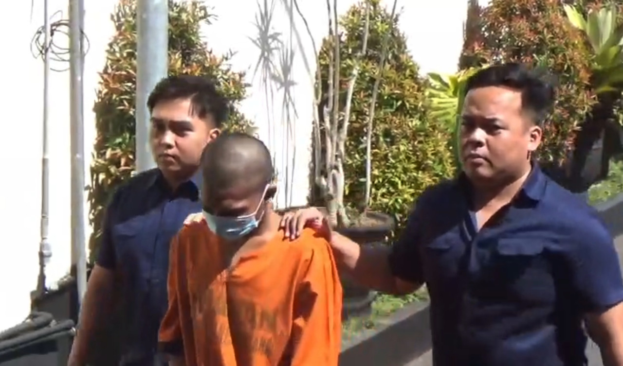 Pelaku pencuri mobil lansia di Malang saat ditangkap polisi. (Foto: Aris/jatimnow.com)