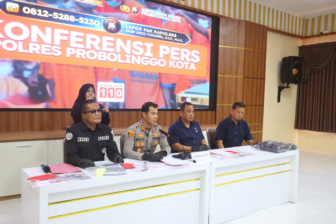 Kapolres Probolinggo Kota, AKBP Rico Yumasri  saat memimpin konferensi pers. (Foto: Ide Farid/jatimnow.com)