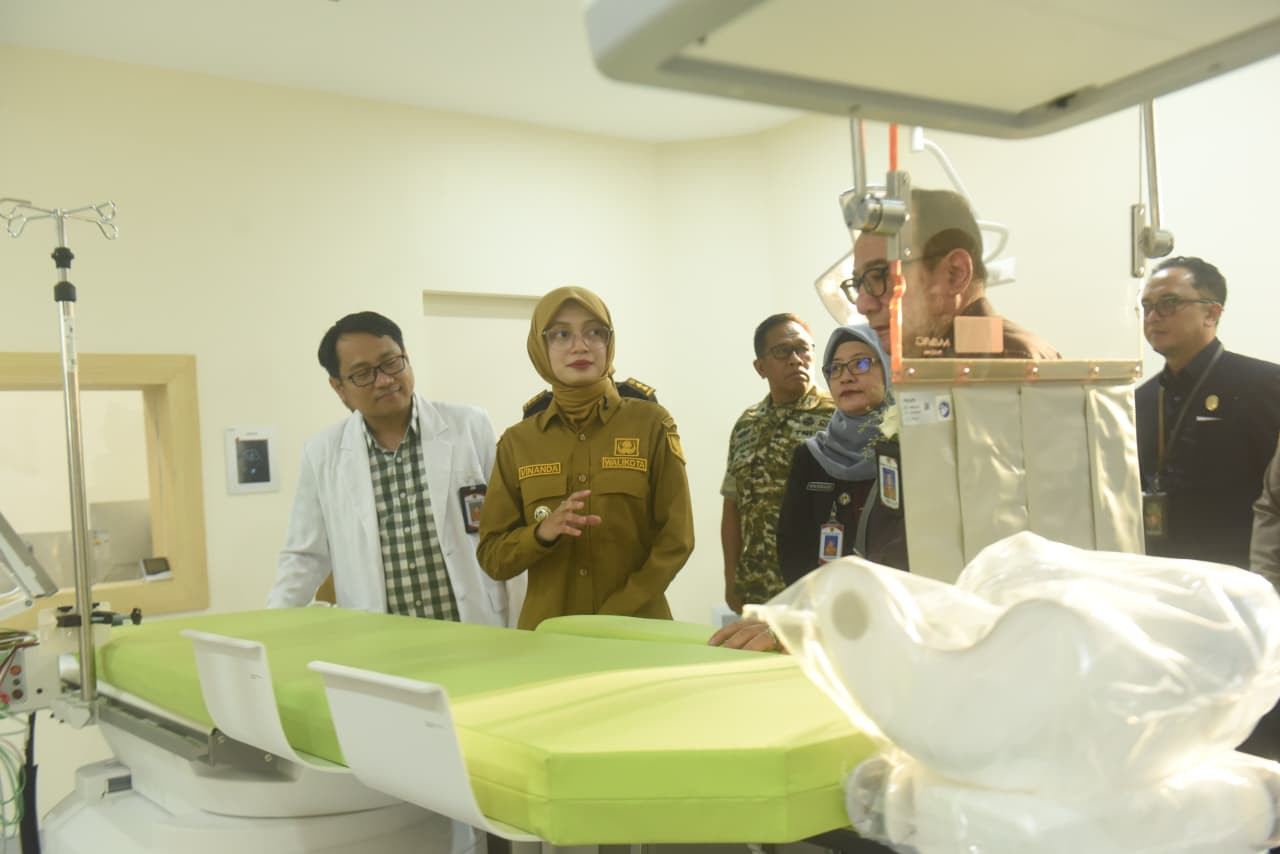 Mbak Vinanda saat melakukan peninjauan fasilitas dan layanan yang ada di Gedung I RSUD Gambiran dan catchlab. (Foto: Pemkot Kediri/jatimnow.com)