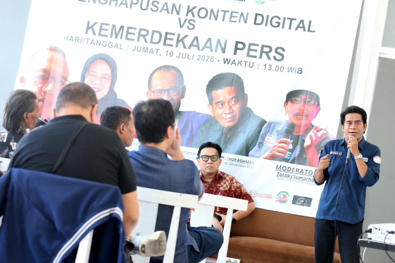 Fatchur Rohman menyampaikan materi dalam diskusi bertajuk "Penghapusan Konten Digital vs Kemerdekaan Pers" di Hanaka Social Space, Surabaya, Jumat (10/7/2026). (Foto: Ali Masduki/jatimnow.com)