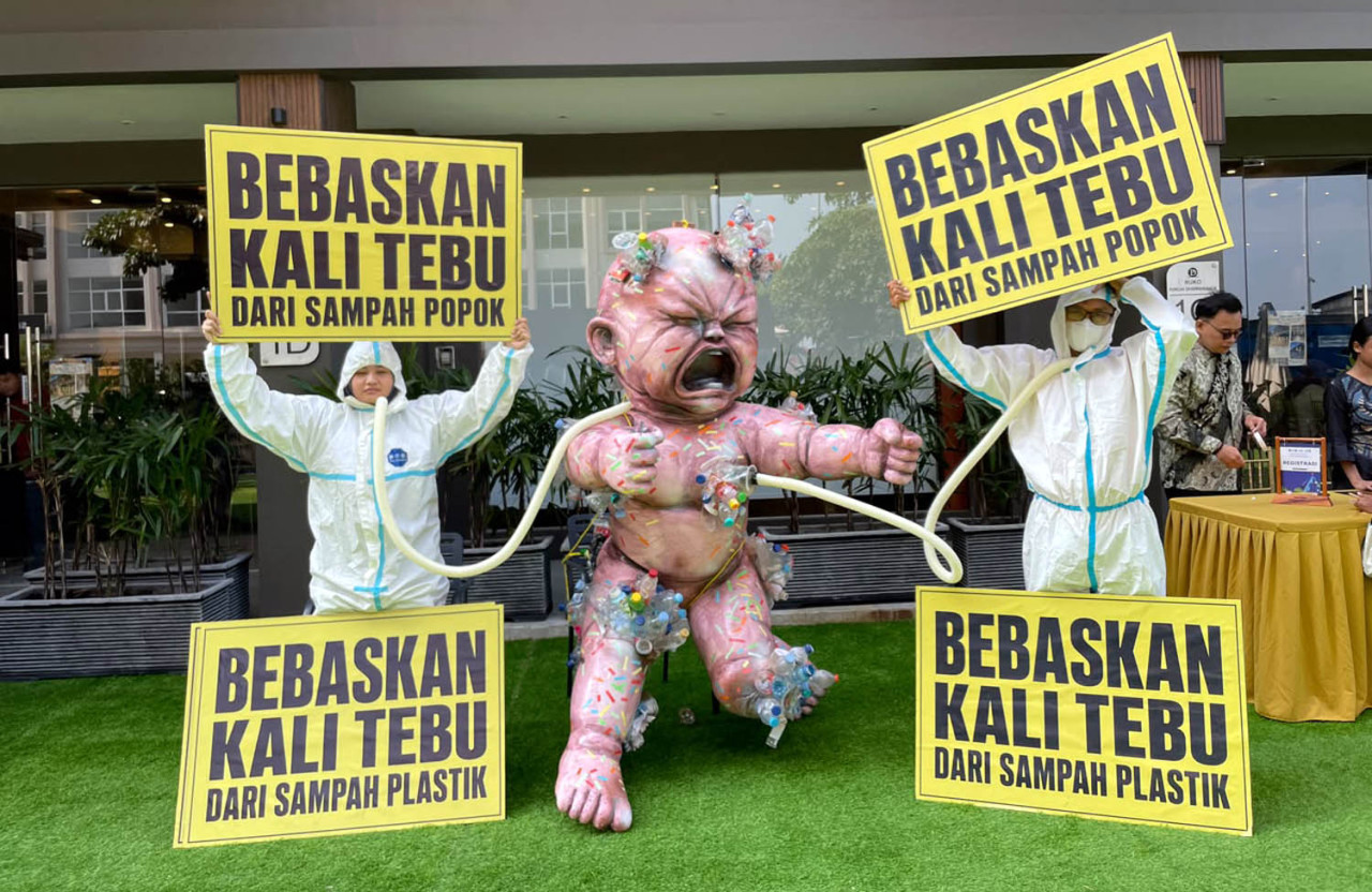 Aksi teatrikal dengan menghadirkan replika bayi raksasa mewarnai diskusi pengelolaan sampah yang digelar UNDP di Surabaya, Jumat (31/7). (Foto: Prigi for jatimnow.com)
