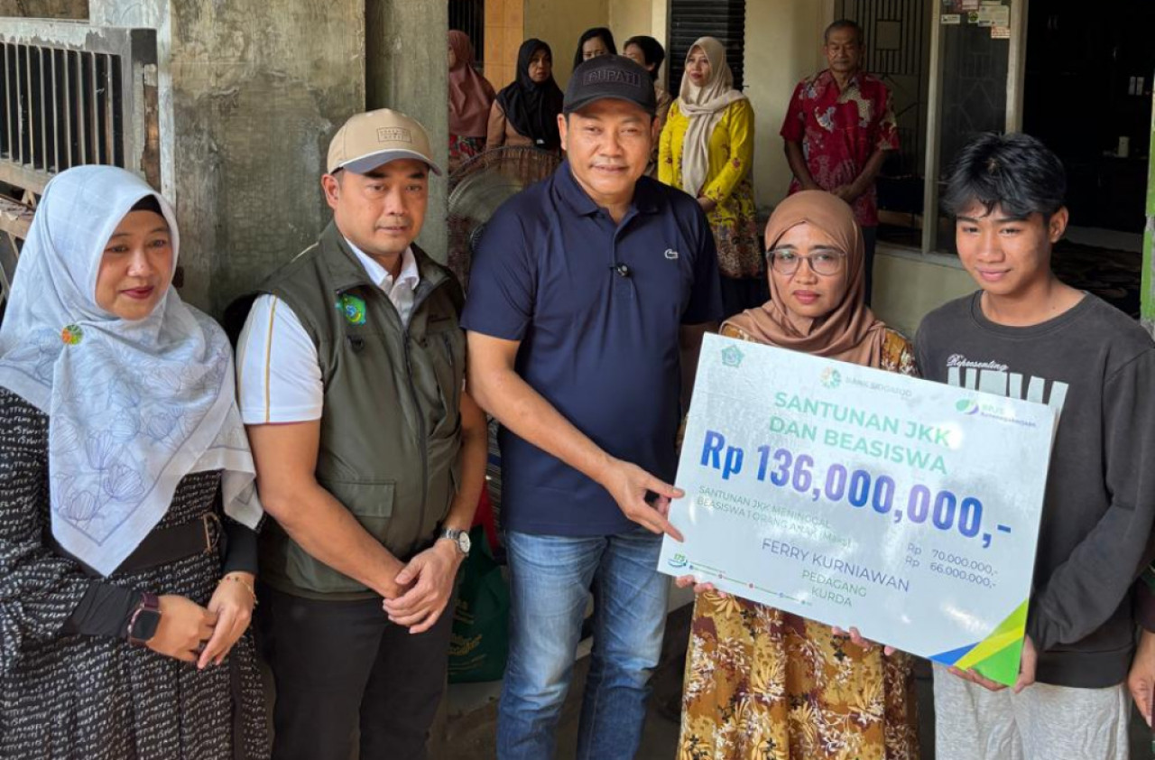 Ahli waris penerima KURDA di Sidoarjo menerima manfaat BPJS Ketenagakerjaan senilai Rp136 juta, termasuk santunan dan beasiswa pendidikan. (Foto: BPJamsostek for jatimnow.com)