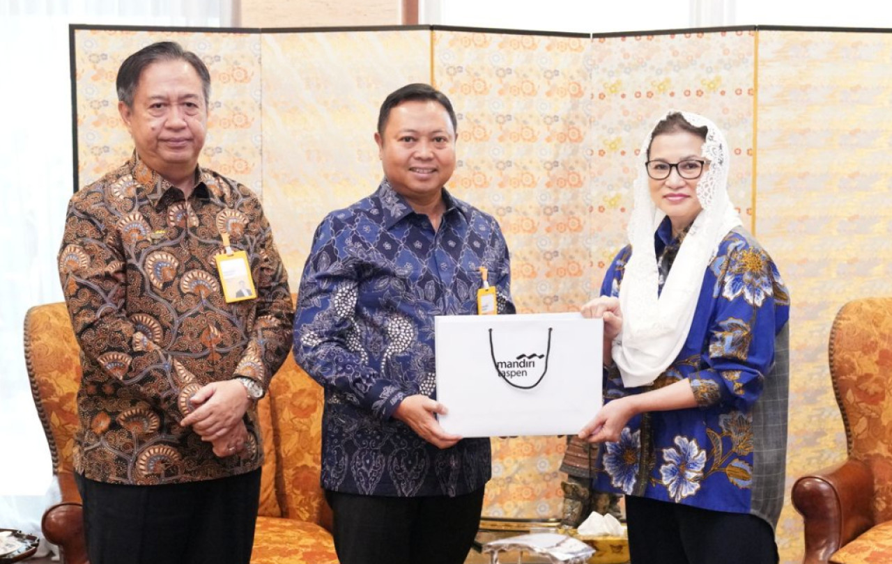 Bank Mandiri Taspen dan PT Taspen menyerahkan santunan kepada ahli waris Rahmad Gobel sebagai pemenuhan hak peserta sesuai ketentuan. (Foto: Humas for jatimnow.com)