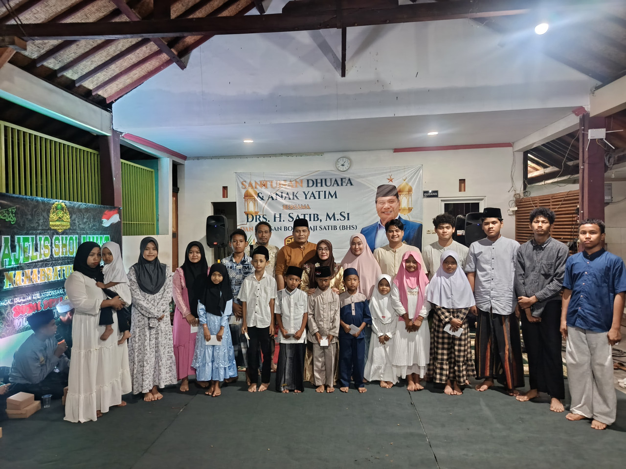 Anggota DPRD Jatim H. Satib beserta keluarga saat santuni anak yatim dan dhuafa (Foto: Sugianto/jatimnow.com))