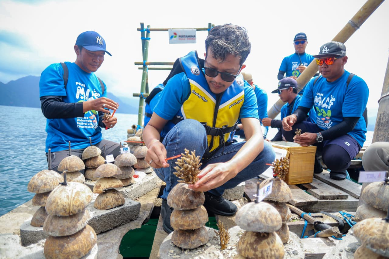 Wabup Trenggalek, Syah M Natanegara saat menanam terumbu karang. (Foto: Prokopim for jatimnow.com)