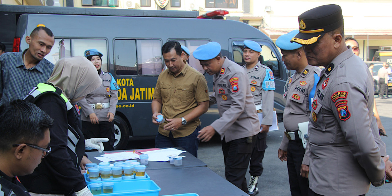 Bidpropam Polda Jawa Timur menggelar tes urine terhadap personel Polres Kediri Kota. (Foto: Polres Kediri Kota/jatimnow.com)