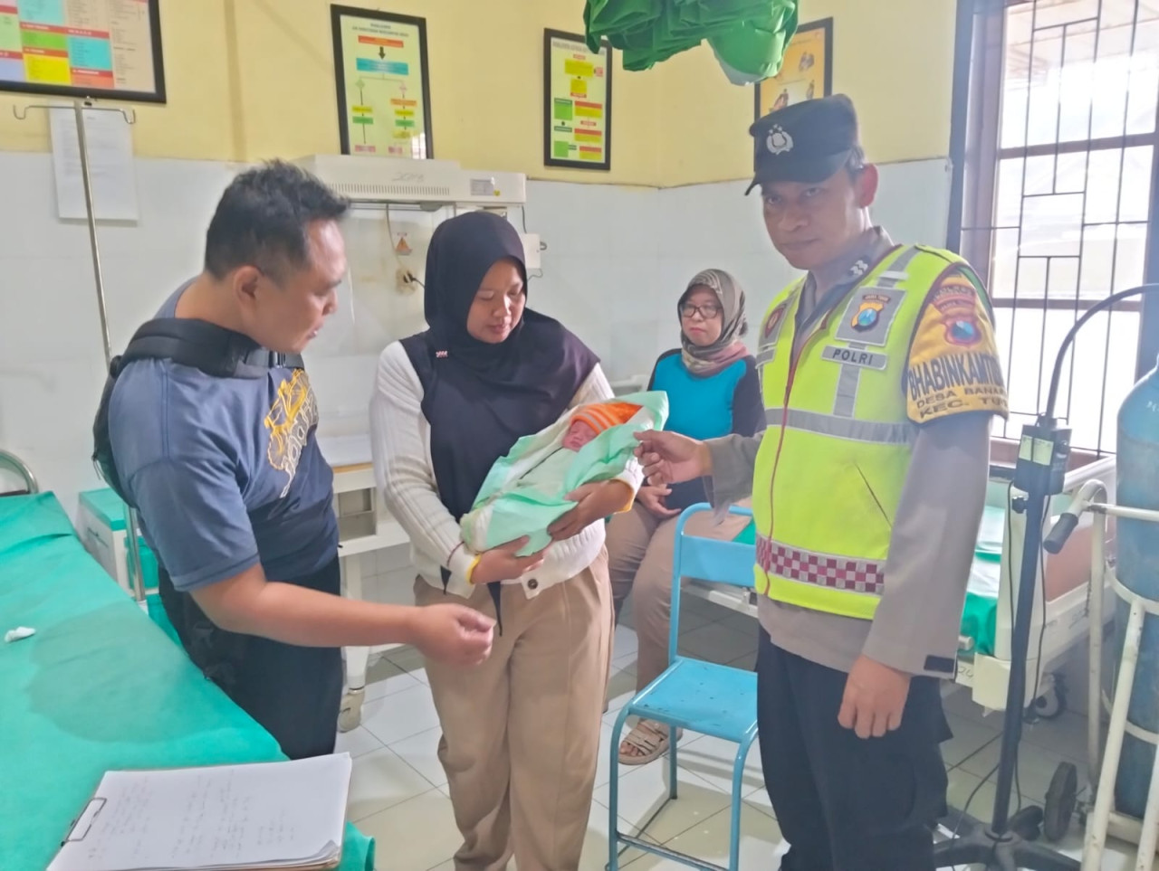 Bayi laki-laki yang ditemukan warga Trenggalek kini dirawat di Puskesmas. (Foto: Polres Trenggalek for jatimnow.com)