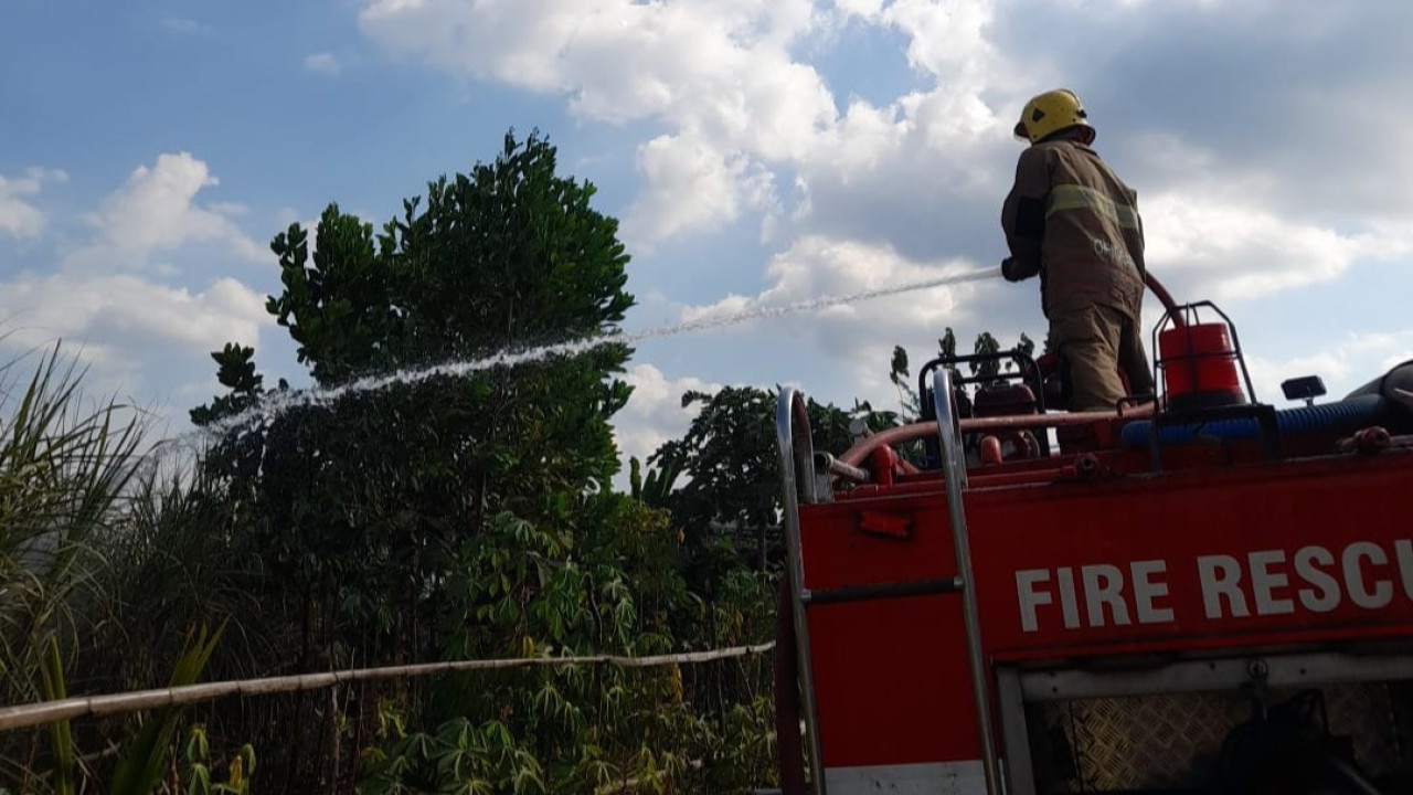 Petugas Damkar Kediri melakukan pembasahan api di lokasi kejadian. (Foto: Damkar Kediri/jatimnow.com)