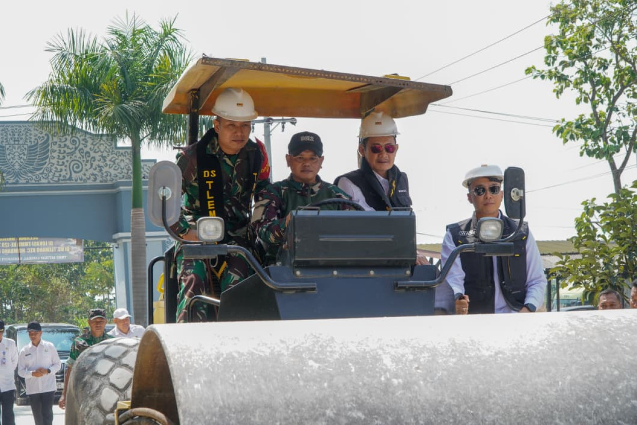 Bupati dan Wabup serta Dandim Lamongan saat pembukaan TMMD ke-129 di Desa Tlemang, Kecamatan Ngimbang. (Foto: Humas Pemkab Lamongan)