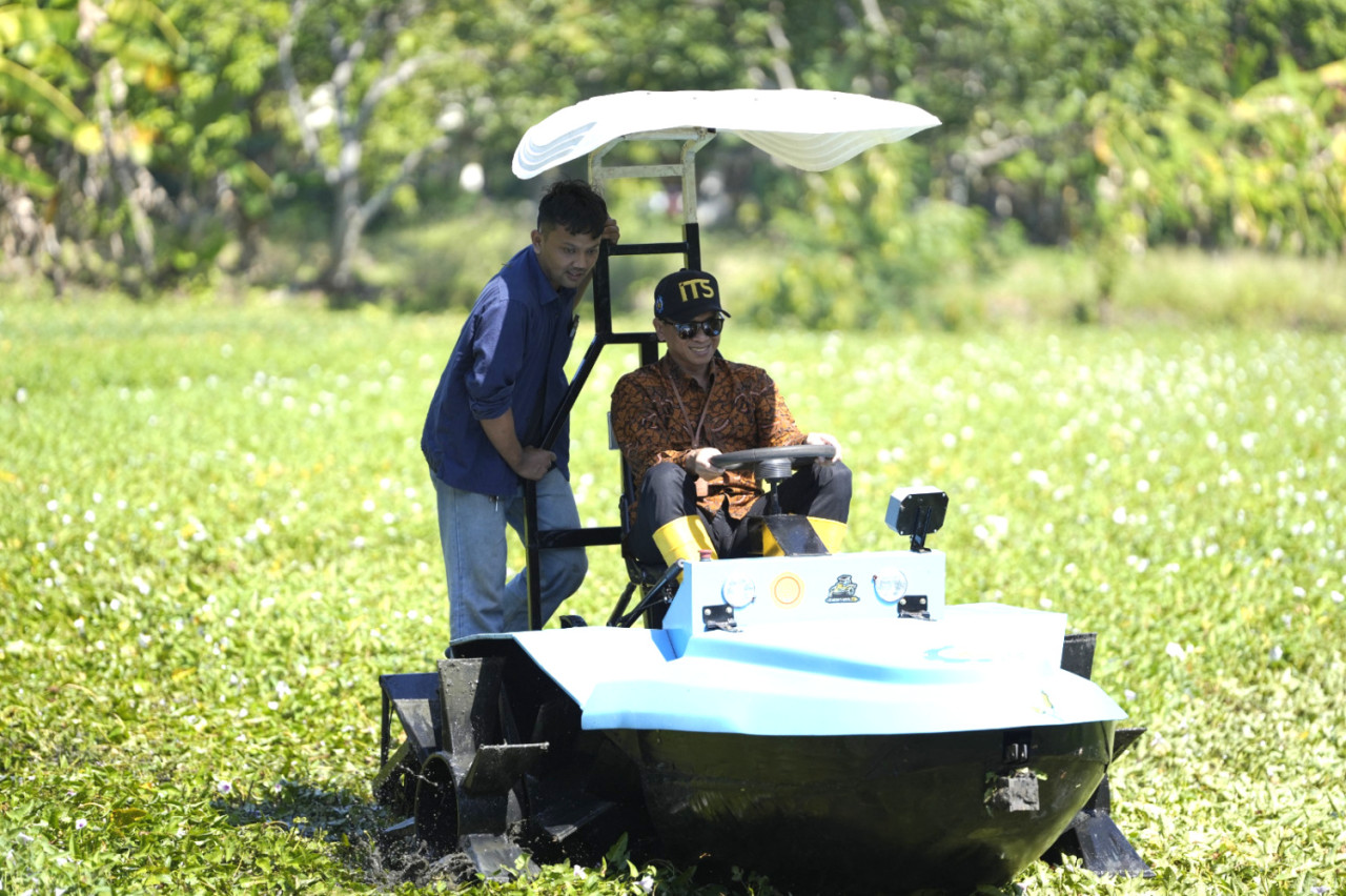 Rektor ITS Prof. Bambang Pramujati  melakukan uji coba traktor perahu listrik. (Foto: Humas ITS for jatimnow.com)