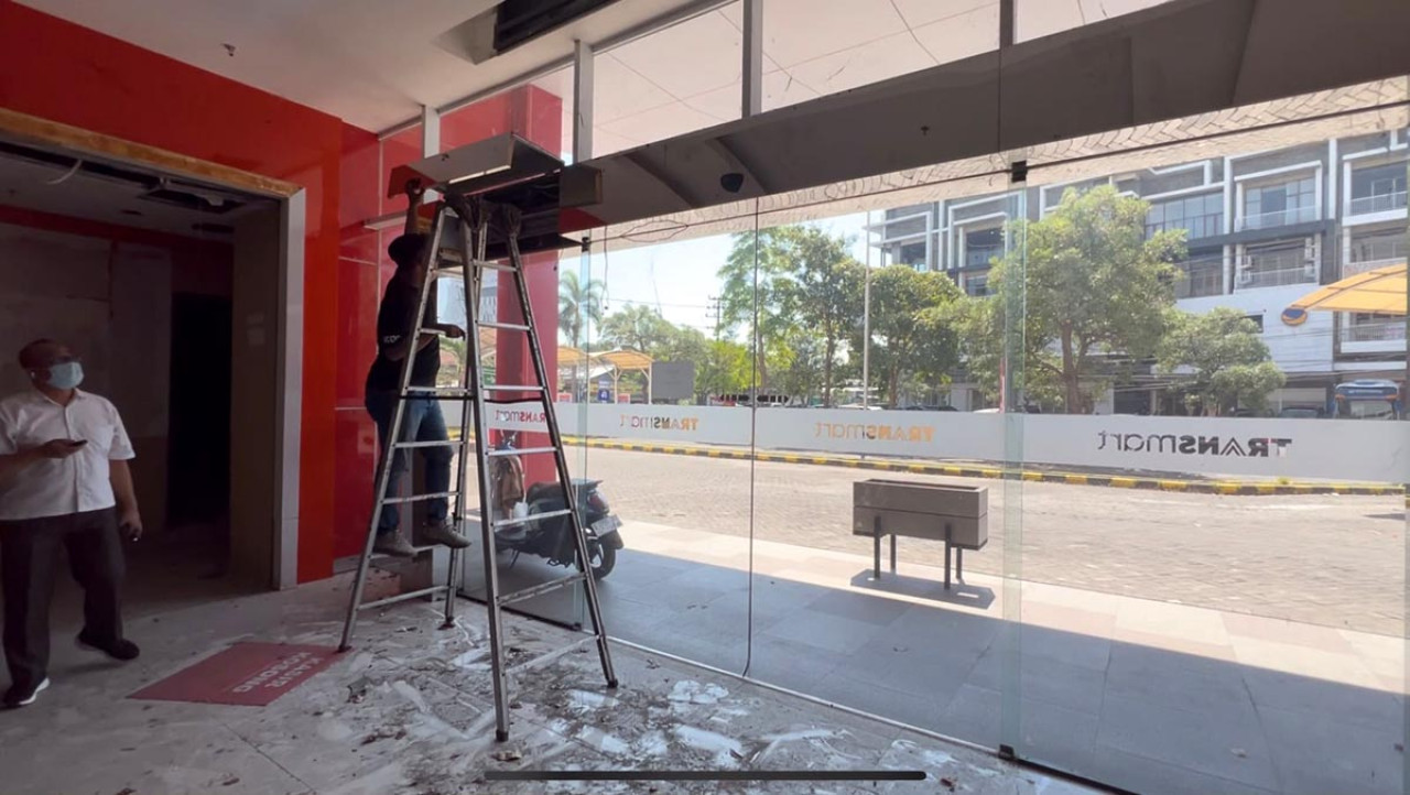 PT Benoa Nusantara membuka paksa eks gedung Transmart Ngagel Surabaya dan mengklaim menemukan sejumlah kerusakan serta belum ada serah terima resmi. (Foto/jatimnow.com)