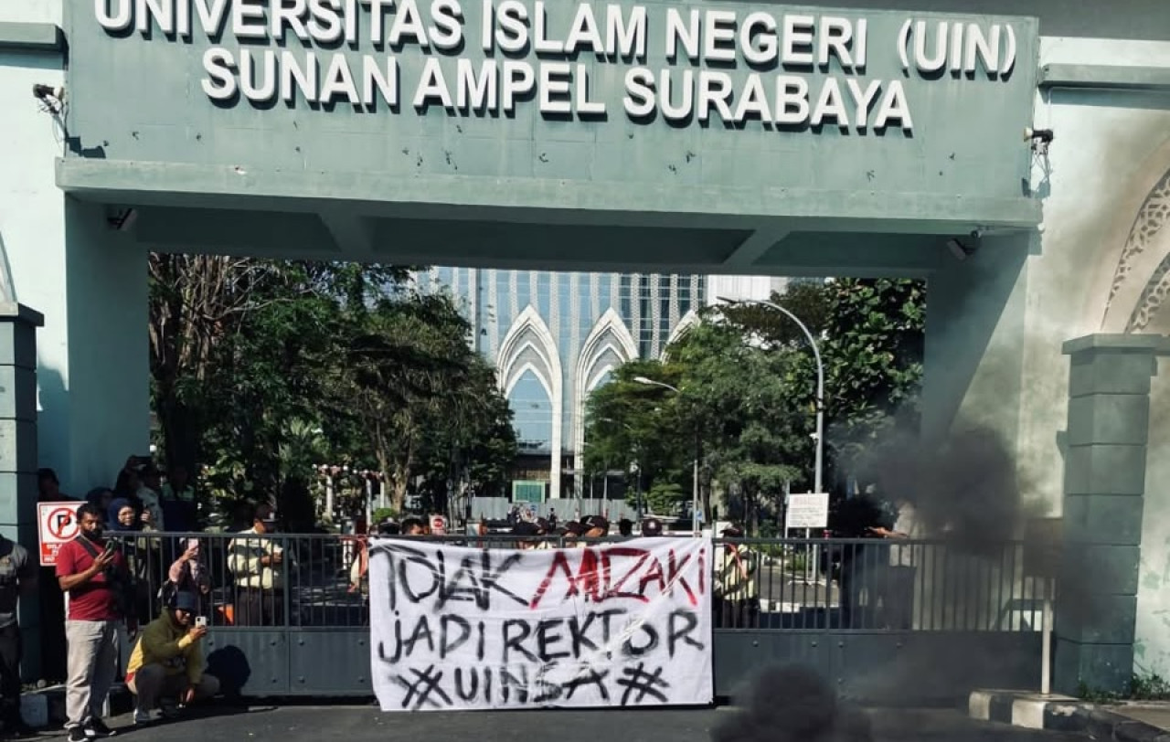 Aksi unjuk rasa ratusan mahasiswa di depan gerbang Kampus UINSA, mendesak perbaikan tata kelola kampus serta transparansi pemilihan rektor. (Foto: Alan/jatimnow.com)