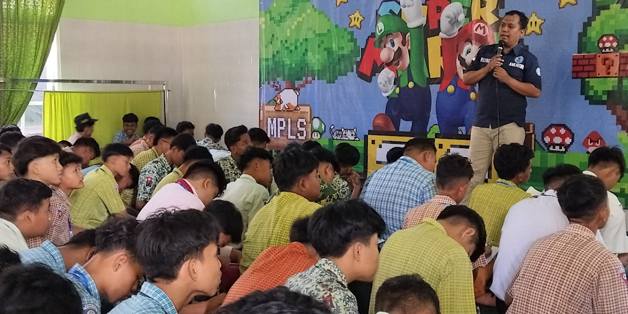 BNN Kabupaten Kediri saat memberikan edukasi kepada siswa dalam kegiatan MPLS di SMAN 1 Plosoklaten. (Foto: BNN for jatimnow.com)