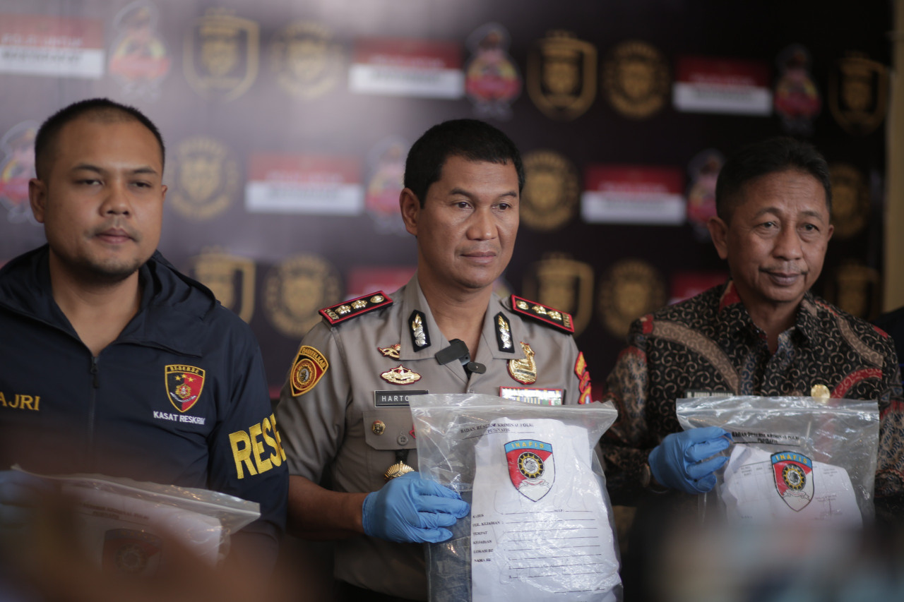 Polisi menunjukkan barang bukti kasus pemerkosaan di Sampang. (Foto: Polres Sampang for jatimnow.com)