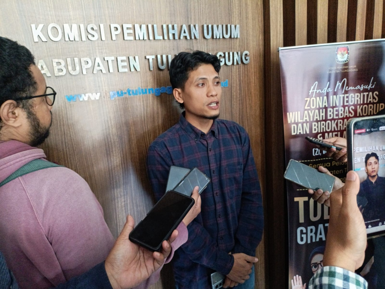 Komisioner KPU Tulungagung, Jantur Noga Iswantoro. (Foto:Bramanta/jatimnow.com)