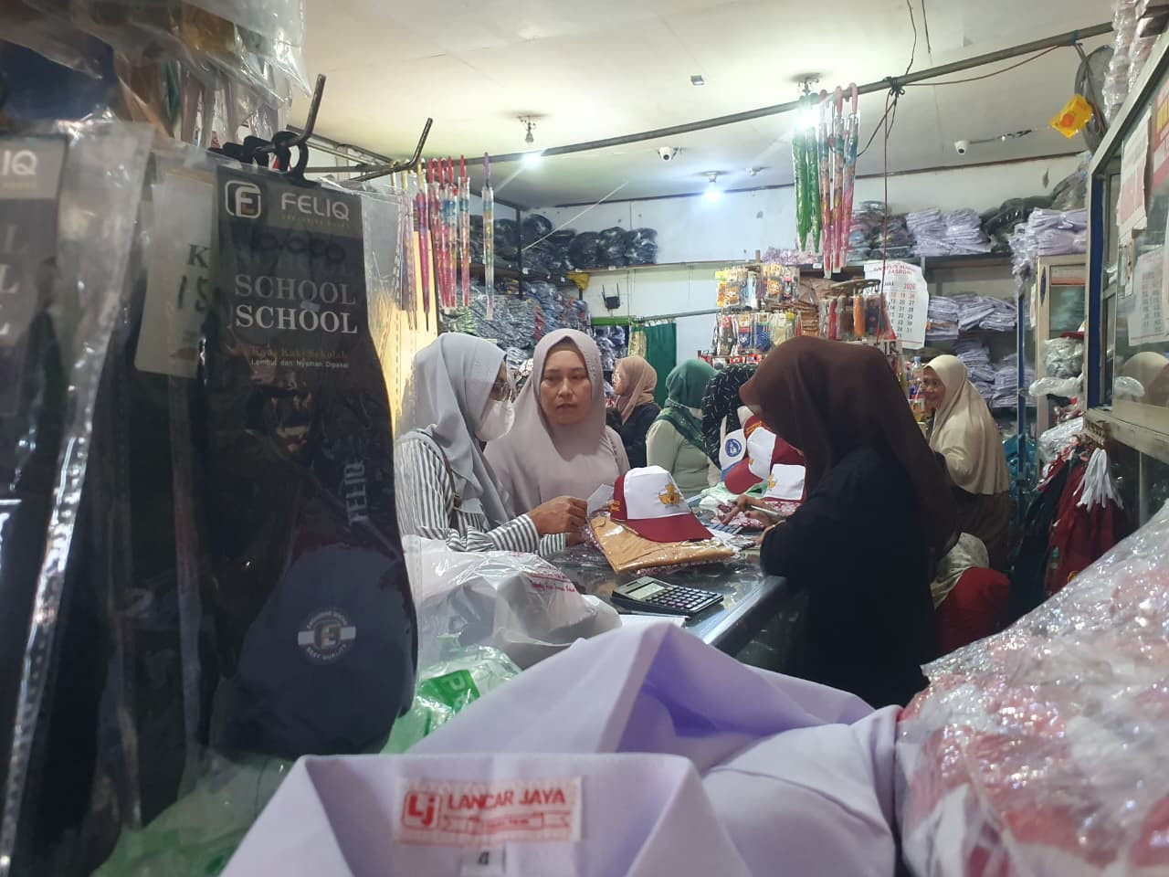 Kondisi salah satu toko seragam di Tulungagung yang ramai pembeli. (Foto: Bramanta/jatimnow.com)