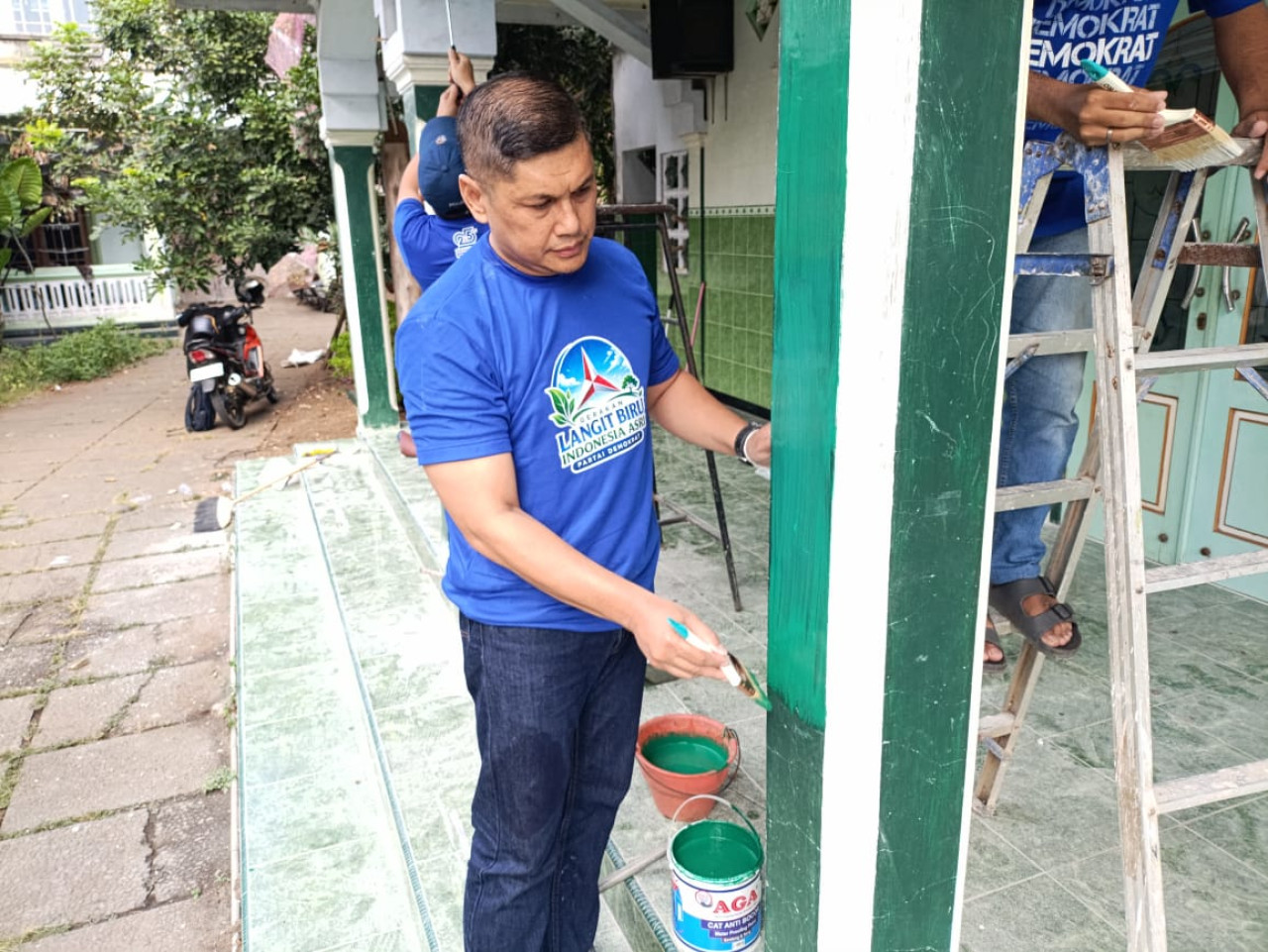 Kader Partai Demokrat di Tulungagung bersihkan musala. (Foto: Bramanta/jatimnow.com)
