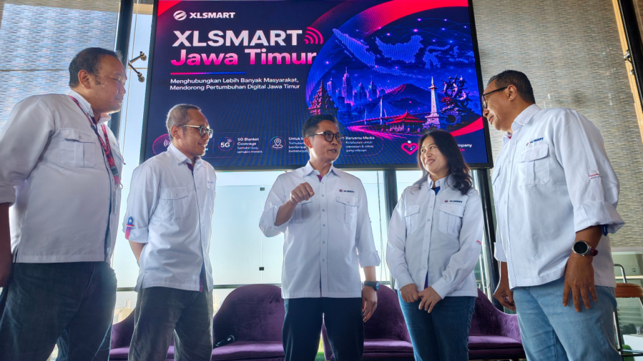 Regional Group Head XLSMART Area Jawa Timur, Dodik Ariyanto (tengah), bersama jajaran di Surabaya. (Foto: Ali Masduki/jatimnow.com)