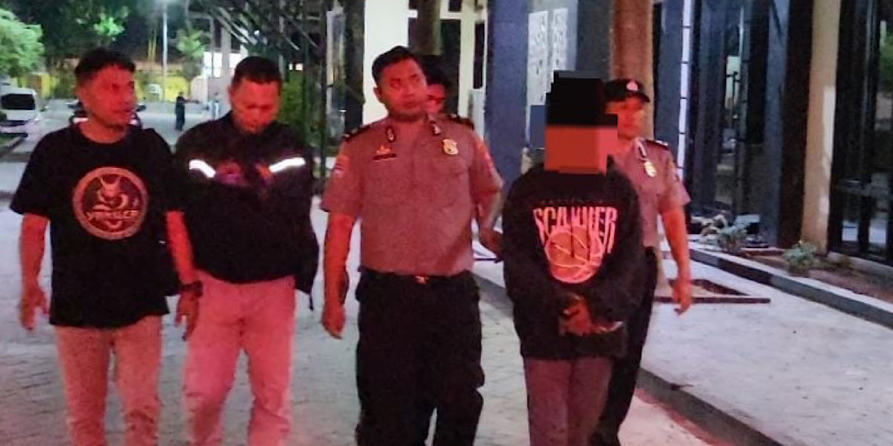 Yakuza Maneges saat mengantarkan pelaku ke Polres Kediri. (Foto: Istimewa)