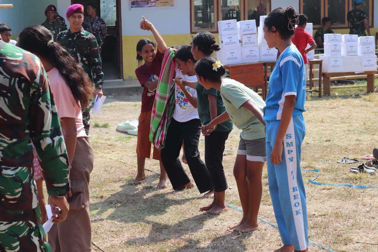 Anak-anak Manggarai, NTT mengikuti lomba peringatan HUT ke-81 RI. (Foto: Koarmada II for jatimnow.com)