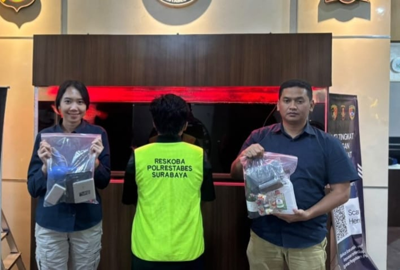 Tersangka pembuat tembakau sintetis yang ditangkap polisi. (Foto: Sujianto/jatimnow.com)
