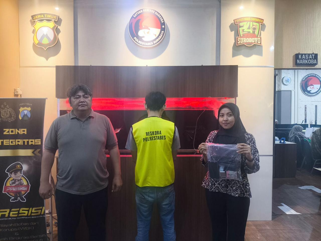 Satres narkoba Polrestabes Surabaya menangkap seorang terduga pengedar sabu. (Foto: Sujianto/ jatimnow.com)