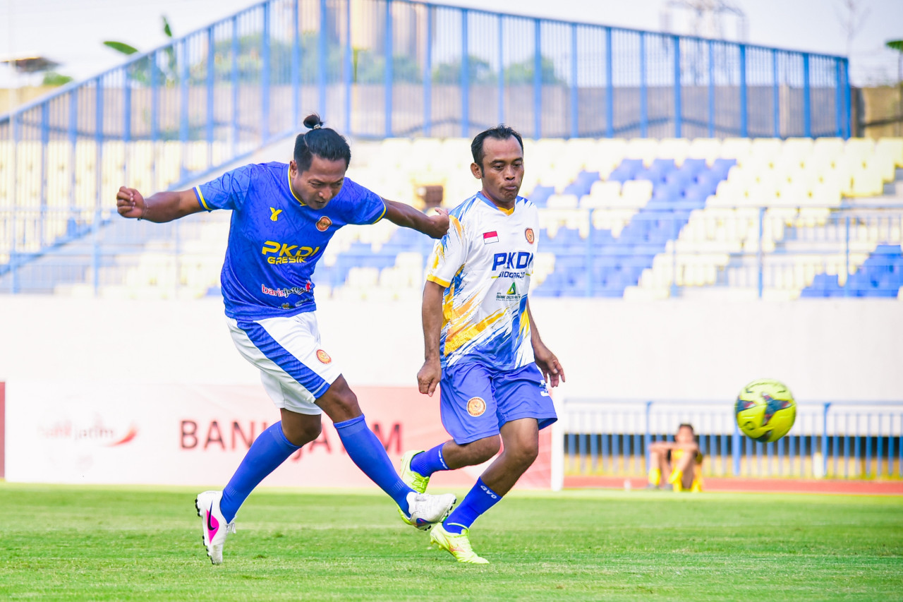 Pertandingan PKDI Cup II 2026 antara PKDI Gresik (biru) lawan PKDI Sidoarjo (putih) di Stadion Gelora Joko Samudro Gresik. (Foto: ADV Photosport for jatimnow.com)