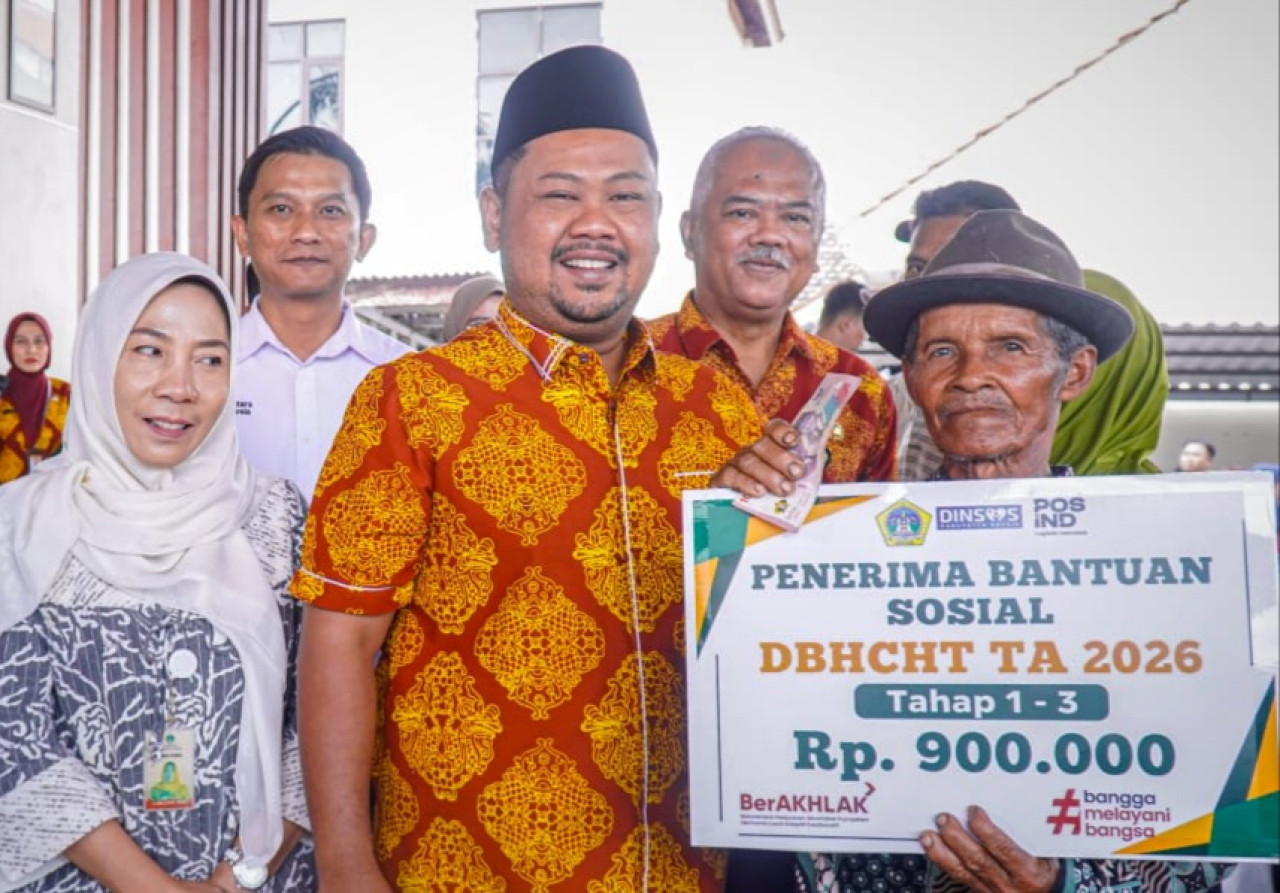 Penyaluran BLT DBHCHT di Kecamatan Dukun, Gresik. (Foto: Diskominfo for jatimnow.com)