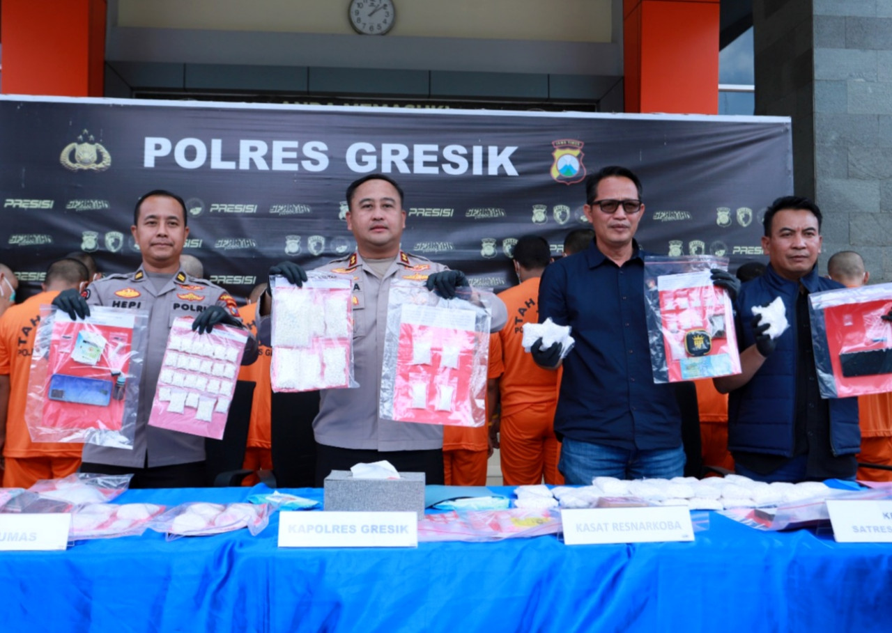 Kapolres Gresik AKBP Ramadhan Nasution saat memimpin press release ungkap 14 kasus narkoba dalam Operasi Tumpas Semeru 2026. (Foto: Humas Polres Gresik for jatimnow.com)