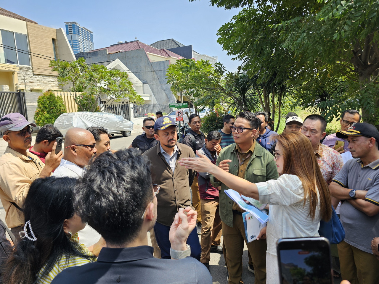 Anugrah (dua-kanan) usai meninjau lokasi kos-kosan di Perumahan Dharmahusada Permai Surabaya (foto: Fatkhur Riski/jatimnow.com)