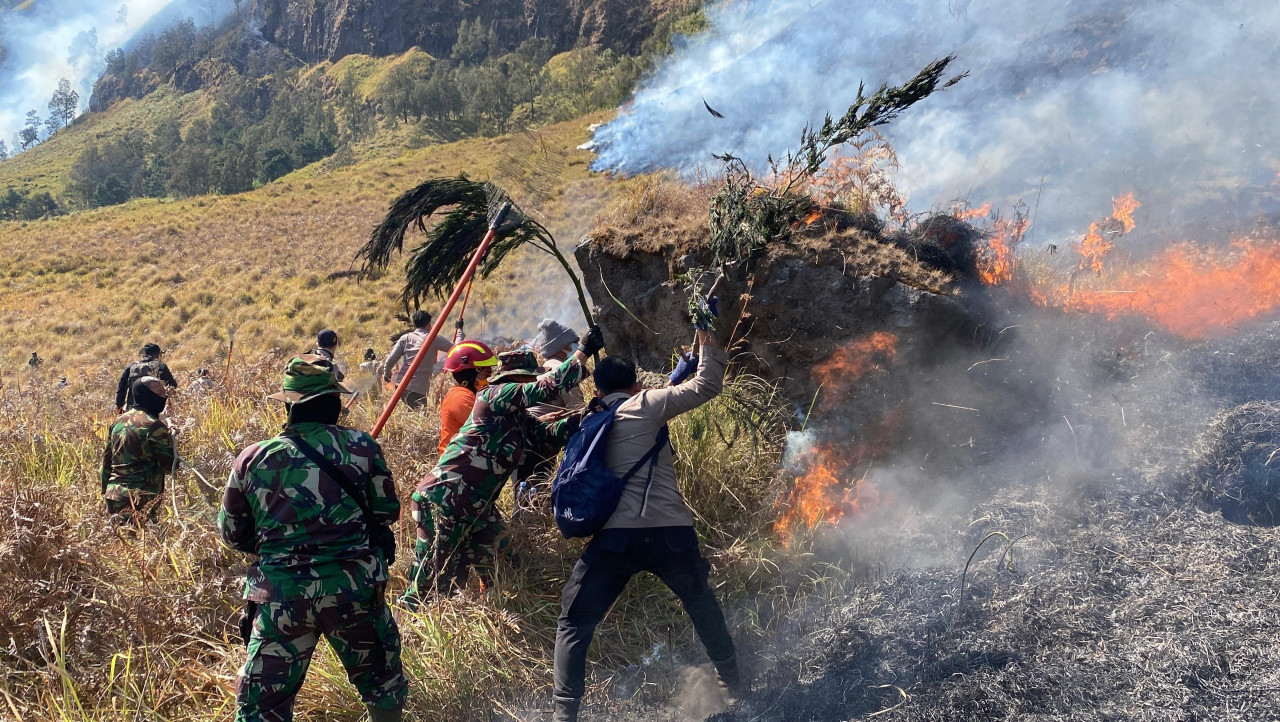 Tim gabungan melakukan pemadaman kebakaran Gunung Bromo, tepatnya di area Blok Bantengan hingga Pusung Jantur, Desa Sariwani, Kecamatan Sukapura, Kabupaten Probolinggo. (Foto: istimewa)