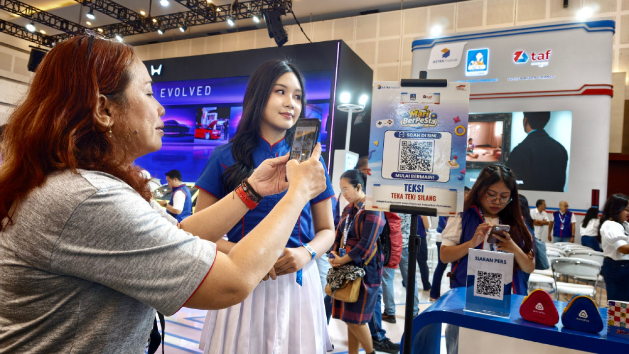 ACC dan TAF membuka booth dalam pameran GIIAS Surabaya 2026 di Grand City Convex. (Foto: Ali Masduki/jatimnow.com)
