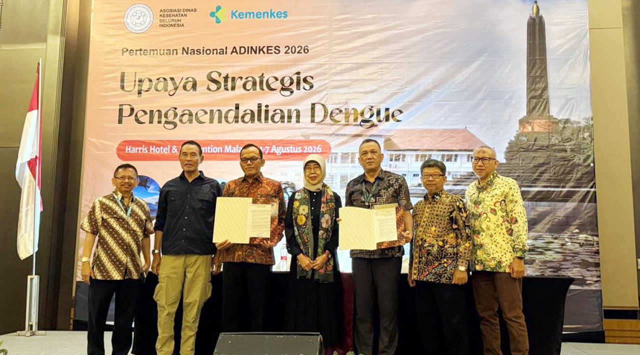Sejumlah narasumber dan perwakilan pemangku kepentingan berfoto bersama seusai simposium “Upaya Strategis Pengendalian Dengue” dalam rangkaian Pertemuan Nasional ADINKES 2026. (Foto: Humas for jatimnow.com)