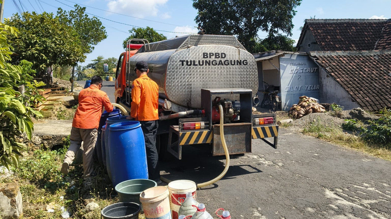 Petugas BPBD Tulungagung lakukan distribusi air bersih. (Foto: BPBD Tulungagung for jatimnow.com)