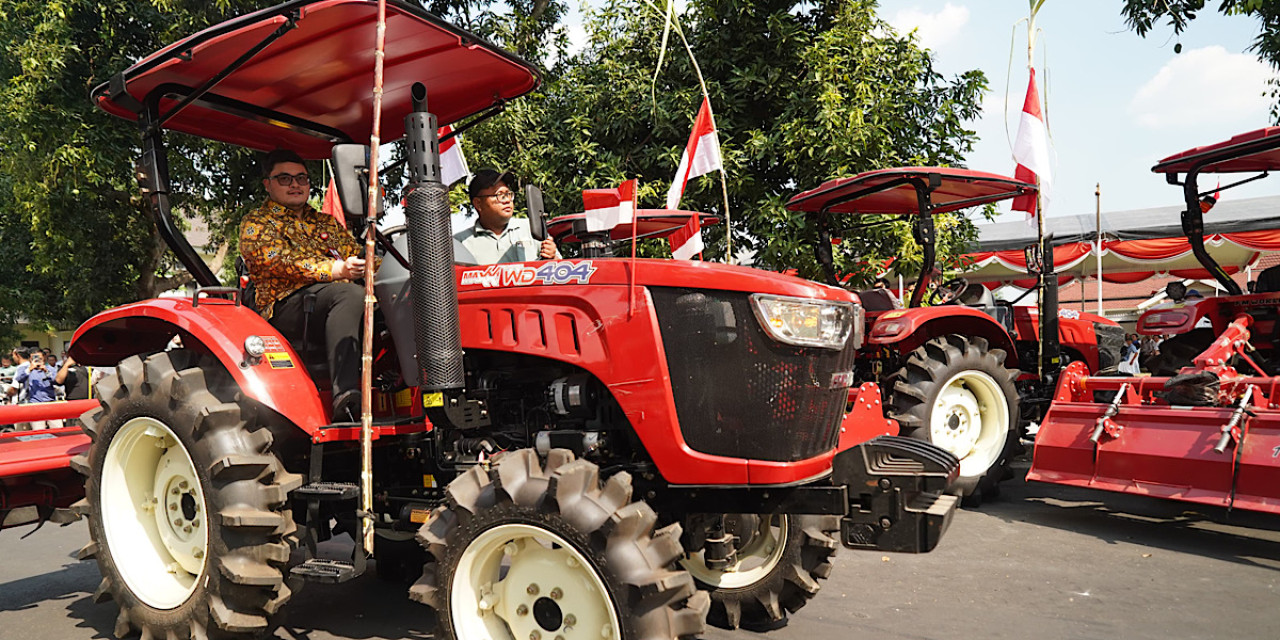 Bupati Kediri Hanindhito Himawan Pramana saat menyalurkan 216 bantuan alat dan mesin pertanian. (Foto: Pemkab Kediri/jatimnow.com)