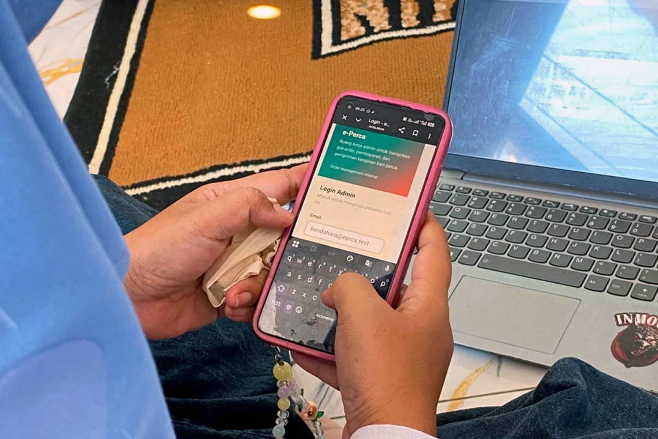 UHW Perbanas menghadirkan aplikasi E-Perca untuk membantu UMKM kain perca di Sidoarjo mengelola pesanan, laporan keuangan, dan pemasaran digital. (Foto: Eko for jatimnow.com)
